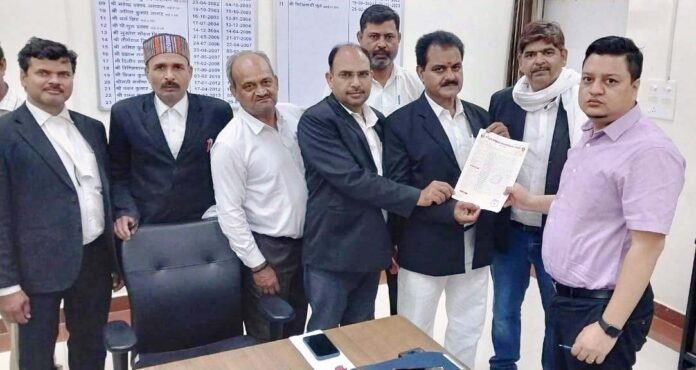 जिलाधिकारी निखिल टीकाराम फुंडे को ज्ञापन सौंपते अधिवक्ता।