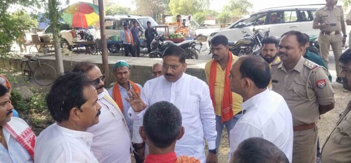 बिछियां धरनास्थल पर अनशनरत मणिदेव के स्वास्थ्य के बारे में जानकारी लेते विधायक रमेश जायसवाल।