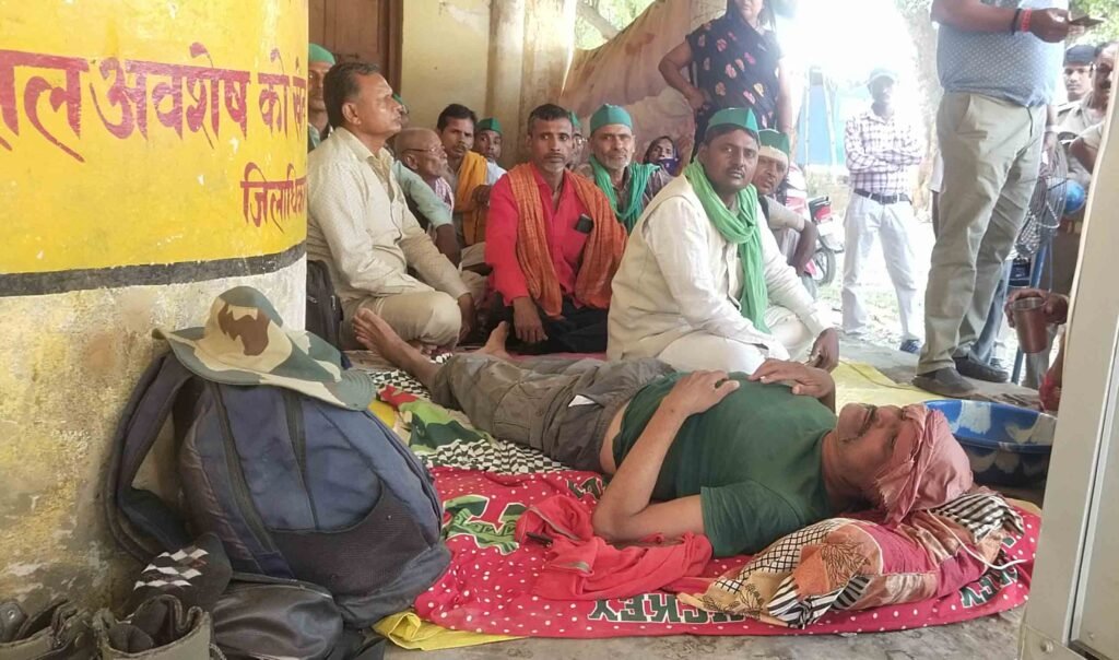 बिछियां धरनास्थल पर गोरारी के ग्रामीणों के हक की मांग को लेकर अनशनरत मणिदेव चतुर्वेदी।