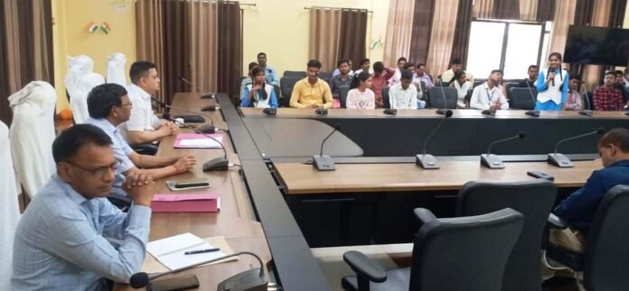 चंदौली कलेक्ट्रेट सभागार में अफसरों संग बैठक करते डीएम।