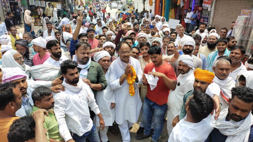 चंदौली नगर में भ्रमण कर मतदाताओं से आह्वान करते निर्दल उम्मीदवार सुनील यादव गुड्डू।