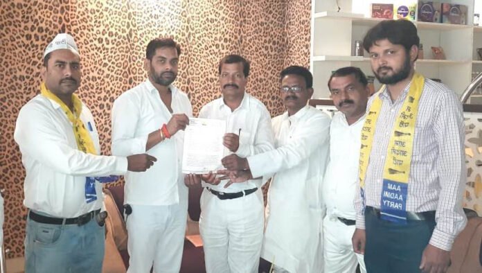 कांग्रेस जिलाध्यक्ष को समर्थन पत्र देते आप जिलाध्यक्ष।