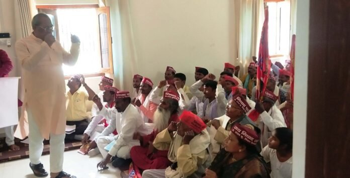 जनपद दौरे के दौरान निषाद समाज के लोगों का मार्गदर्शन करते डा. संजय निषाद।
