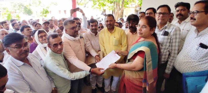 आनलाइन निरीक्षण के विरोध में डायट प्राचार्य को ज्ञापन सौंपते शिक्षक।