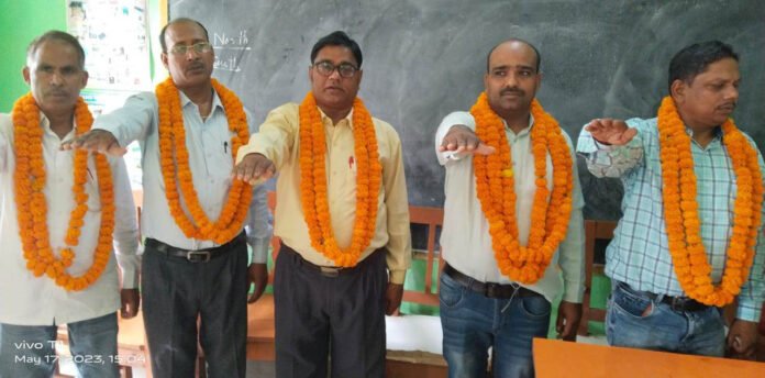 निर्वाचन के बाद शपथ लेते नवनिर्वाचित पदाधिकारीगण।