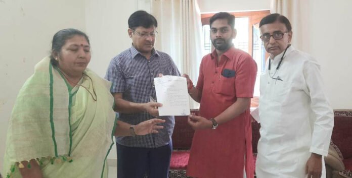 पीडब्ल्यूडी डाक बंगले पर प्रेषक से मुलाकात कर ज्ञापन देते कांग्रेस जिलाध्यक्ष।