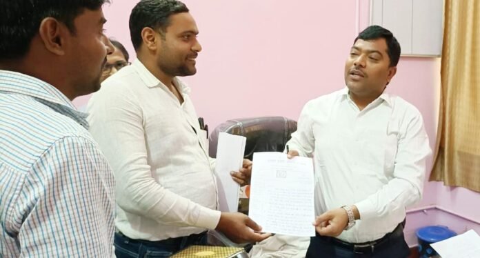 लेखपाल संवर्ग की समस्या को लेकर संघ ने तहसीलदार को सौंपा पत्रक