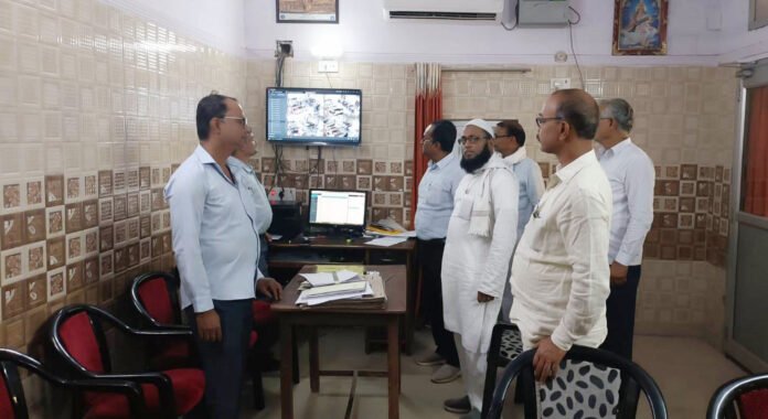 मदरसा बोर्ड की परीक्षा के दौरान जायजा लेते अल्पसंख्यक कल्याण अधिकारी।