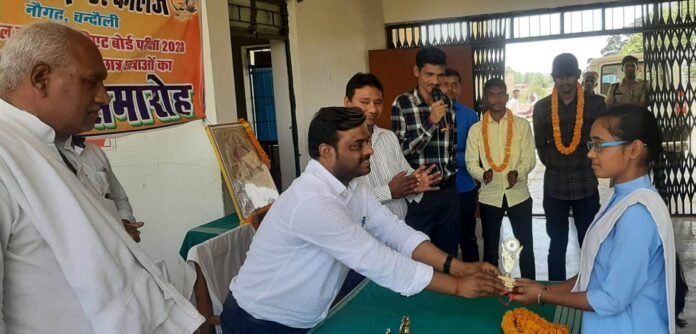 राजकीय इंटर कालेज में छात्रा को सम्मानित करते अतिथिगण।