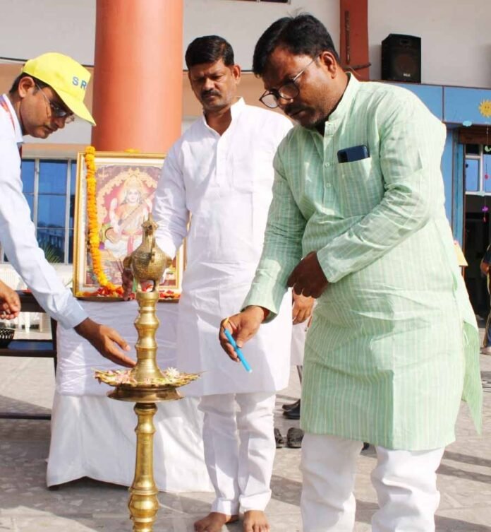 एसआरवीएस स्कूल में कार्यक्रम का शुभारंभ करते चेयरमैन गौरव श्रीवास्तव।