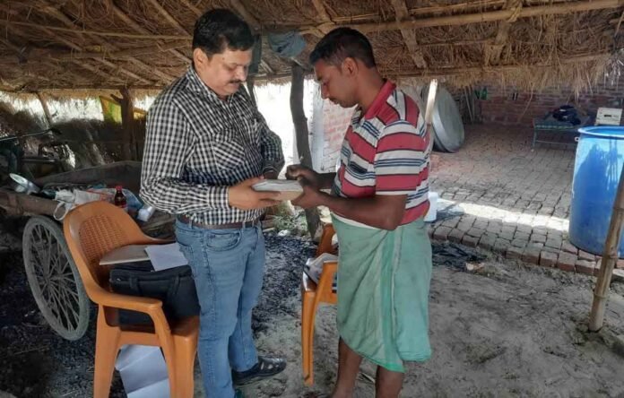 विशुनपुरा और जमुरना में सैम्पलिंग लेते हुए सैम्पलिंग विभाग के अफसर।