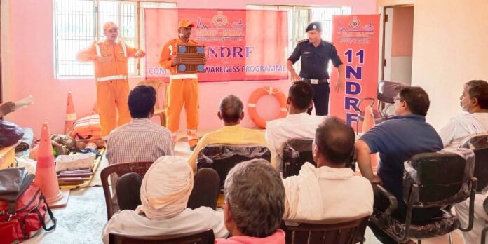 बहादुरपुर में डूबने से बचाव के बारे में जानकारी देती एनडीआरएफ की टीम।