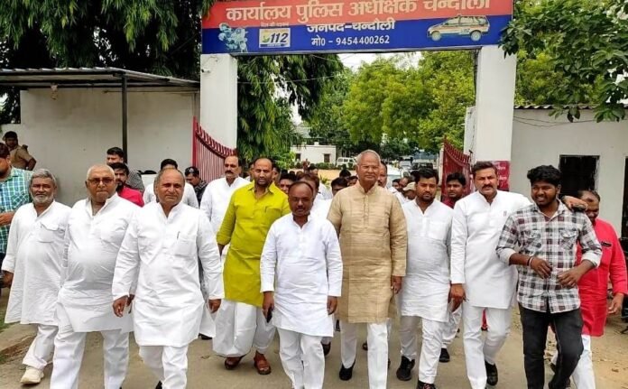 एसपी से मुलाकात कर वापस लौटता समाजवादी पार्टी का दल।