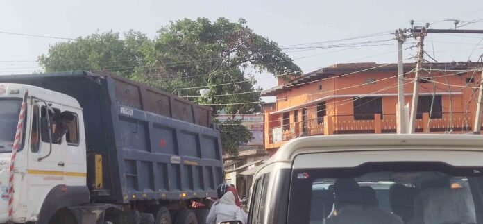 सकलडीहा राजवाहा के समीप लटकती हाईटेंशन की तार के नीचे से गुजरती भारी वाहन।