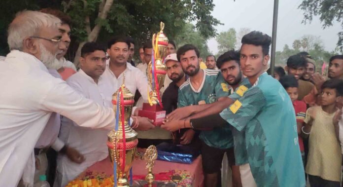 डिग्घी में चैम्पियन टीम को ट्राफी सौंपते मुख्य अतिथि व अन्य।