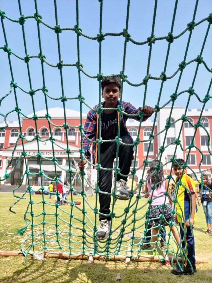 जैपुरिया स्कूल में समर कैप में प्रतिभाग करते छात्र।