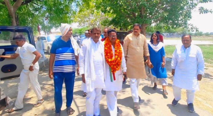 11 जमानत मिलने के बाद रामजी गुप्ता का स्वागत करते कांग्रेसी। हिरासत में लिए गए रामजी गुप्ता को मिली जमानत डीडीयू नगर। मतदान के दौरान हुए छिटपुट घटनाओं के साथ प्रशासन ने सकुशल चुनाव सम्पन्न करा दिया। पुलिस प्रशासन ने विवाद को लेकर शहर कांग्रेस अध्यक्ष रामजी गुप्ता को जेल भेज दिया, जिससे नगर में चर्चाओं का बाजार गर्म हो गया। कांग्रेस जनों का आरोप है कि वार्ड नंबर 13 कालीमहाल में फर्जी मतदान को रोकने पर हुए विवाद पर सत्ता पक्ष के दबाव पुलिस द्वारा शहर कांग्रेस अध्यक्ष रामजी गुप्ता पर एक पक्षीय कार्यवाई करते हुए धारा 107/116 चालान किया। जिस पर कांगेसजनो मे भारी आक्रोश था। कांग्रेसजन मुग़लसराय कोतवाली पर एकत्रित होकर भाजपा सरकार, पुलिस प्रशासन के खिलाफ नारेबाजी करने लगे। शहर अध्यक्ष को तहसील बिलारीडीह भेज दिया। जहां उपजिलाधिकार ने जमानत प्रार्थना पत्र स्वीकार कर जमानत दे दी। इस दौरान शहर अध्यक्ष रामजी गुप्ता के संग सैकड़ों कांग्रेसजन उनका माल्यार्पण कर रामजी गुप्ता तुम संघर्ष करो के नारे लगाते रहें। इस दौरान प्रदेश महासचिव सरिता पटेल, देवेंद्र प्रताप सिंह मुन्ना, जिलाध्यक्ष धर्मेन्द्र तिवारी, पीसीसी सदस्य आनंद शुक्ल, मधु राय, हीरालाल शर्मा, जीके पाण्डेय, दयाराम पटेल, अकील अहमद बाबू, शाहिद तौसीफ, प्रदीप मिश्रा, भवानी शरण सिंह, कुलदीप वर्मा, रजनी कांत पाण्डेय, मुजाहिद अख्तर, दशरथ चौहान, विजय गुप्ता, मृत्युंजय शर्मा, दीपक गुप्ता, रमेश सिंह, दुर्गा जायसवाल, मोहन गुप्ता, राजू बरनवाल, रीतेश गुप्ता, सुनील प्रजापति, बब्लू कुमार, कुंदन गुप्ता, राजन गुप्ता, राकेश कुमार, रोहित आदि लोग थे।