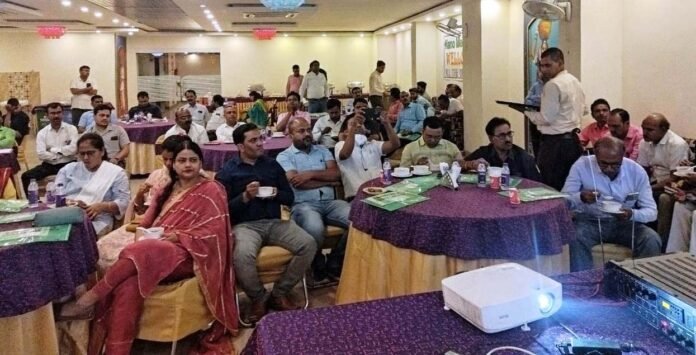डीडीयू नगर में आयोजित सेमिनार में उपस्थित चिकित्सक।