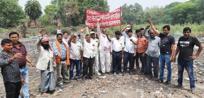 प्लांट डिपो कारखाना के पास प्रदर्शन करते रेल कर्मचारी।