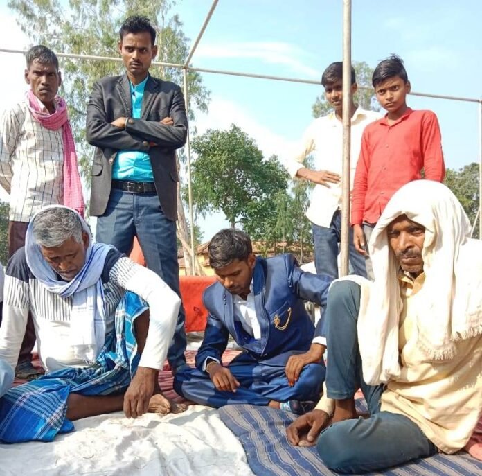 थाने में पंचायत के दौरान उपस्थित घराती ओर बाराती।