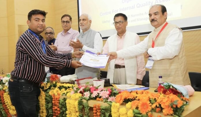 शोध पत्र प्रस्तुत करने पर खालिद वकार आबिद को सर्टिफिकेट देकर सम्मानित करते विक्रम विश्वविद्यालय उज्जैन के कुलपति अखिलेश कुमार पांडे एवं मध्य प्रदेश भोज मुक्त विश्वविद्यालय के कुलपति प्रोफेसर संजय तिवारी।