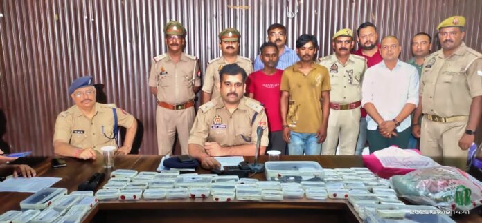Crime News: चंदौली पुलिस लाइन में पकड़े गए चोरों के बारे में जानकारी देते एसपी अंकुर अग्रवाल।