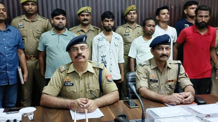 चंदौली पुलिस लाइन में पकड़े गए शातिर अपराधियों संग पुलिस टीम।