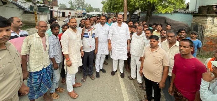 सरेसर में बस्ती के लोगों से मुलाकात करते सकलडीहा विधायक प्रभुनारायण सिंह यादव।