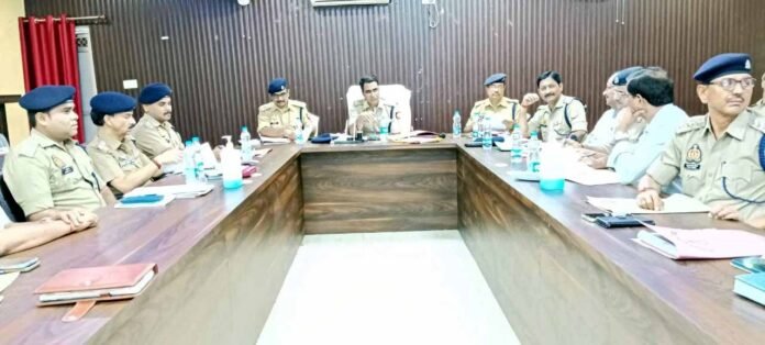Chandauli पुलिस लाइन सभागार में अधिकारियों संग बैठक करते एसपी डा. अनिल कुमार।