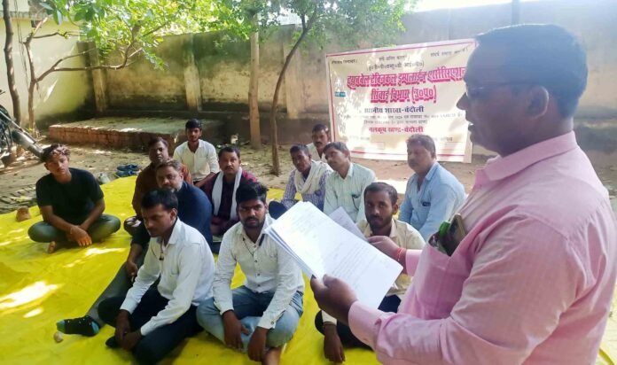 नलकूप उपखंड कार्यालय पर धरना देते ट्यूबवेल टेक्निकल एम्पलाइज एसोसिएशन के लोग।