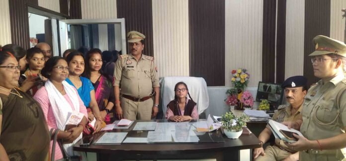सकलडीहा कोतवाल की कुर्सी पर बैठक कर फरियाद सुनते एक दिन की कोतवाल अंजली गुप्ता।