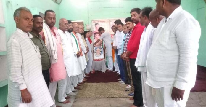 कांग्रेस कार्यालय पर कांशीराम को श्रद्धांजलि देते कांग्रेस जिलाध्यक्ष व अन्य पदाधिकारी।