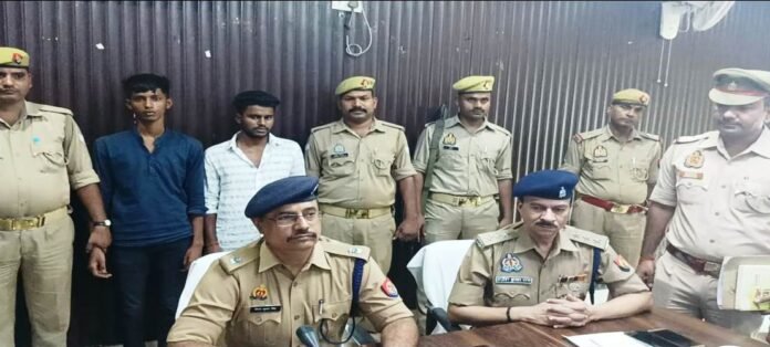 Crime : पुलिस लाइन चंदौली में पकड़े गए अभियुक्तें के साथ पुलिस टीम।