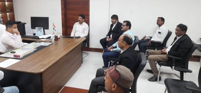 चंदौली कलेक्ट्रेट में अधिवक्ताओं संग बैठक करते डीएम निखिल टीकाराम फुंडे।