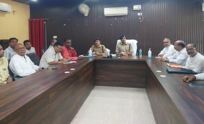 चंदौली पुलिस लाइन सभागार में व्यापारियों के साथ बैठक करते एसपी डा. अनिल कुमार।