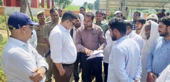 समुदपुर में बन रहे पानी टंकी का निरीक्षण करते जिलाधिकारी।