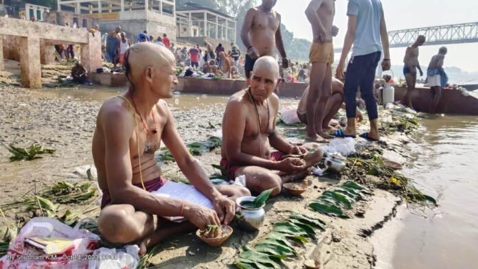 जनपद चंदौली के बलुआ पश्चिम वाहिनीं गंगा तट पर तर्पण करते लोग।