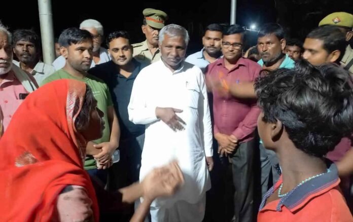 नौगढ़ के मंदिर परिसर में शरण लिए ग्रामीणों से रूबरू चकिया विधायक कैलाश खरवार।