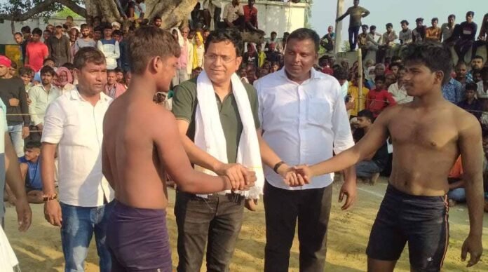बुधवारे गांव में दंगल का शुभारंभ करते मझवा विधायक डॉ विनोद बिन्द।