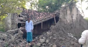 बौरी गांव में बारिश के कारण जमींदोज जर्जर कच्चा मकान।