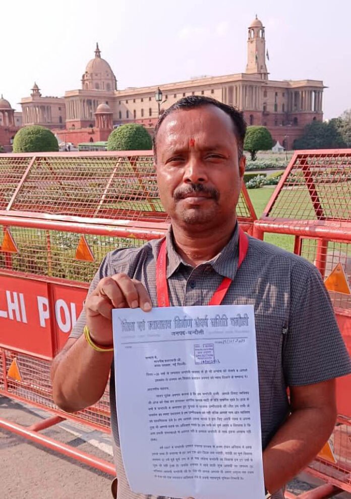 New Delhi में चंदौली की मांगों को लेकर पीएमओ जाते अधिवक्ता झन्मेजय सिंह।