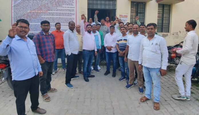 Chandauli बीएसए कार्यालय पर आंदोलित खेल अनुदेशक।