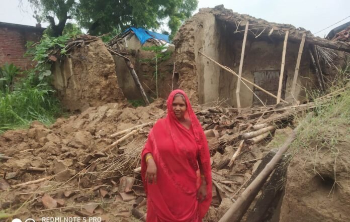 बौरी गांव में बारिश के कारण जमींदोज जर्जर कच्चा मकान।