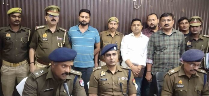 चंदौली पुलिस लाइन में पकड़े गए आरोपी के साथ पुलिस टीम।