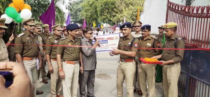 फोटो-02 पुलिस लाइन में यातायात माह का फीता काटकर शुभारंभ करते एसपी डा. अनिल कुमार।