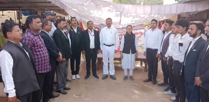 चंदौली कचहरी में न्यायालय एवं मुख्यालय के लिए आंदोलित अधिवक्ता।