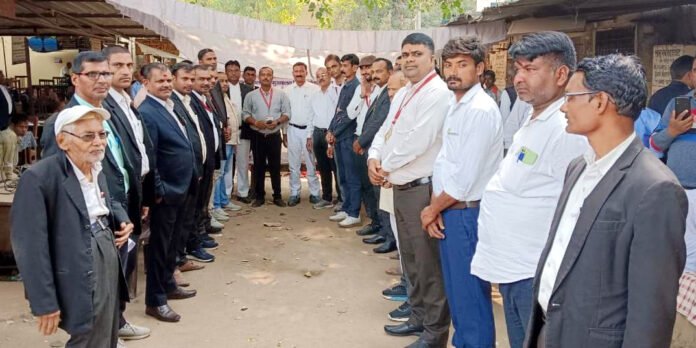 चंदौली कचहरी में अपनी मांगों को लेकर धरना-प्रदर्शन करते अधिवक्ता।