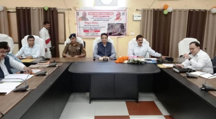 कलेक्ट्रेट में अफसरों संग बैठक करते नोडल अधिकारी विपुल गोयल।