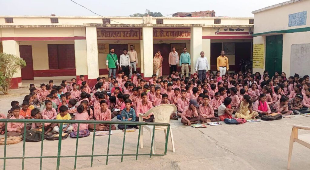 स्कूलों में खेल व व्यायाम के बारे में बच्चों को जानकारी देते जन सहयोग संस्था के लोग।