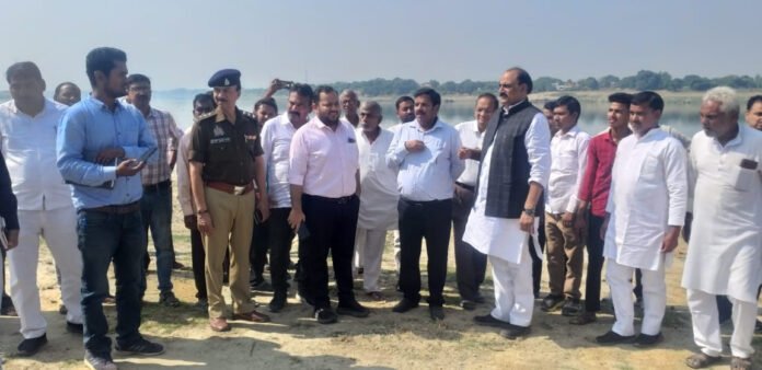 टाण्डाकला घाट पर निरीक्षण करते विधायक व याचिका समिति के लोग।